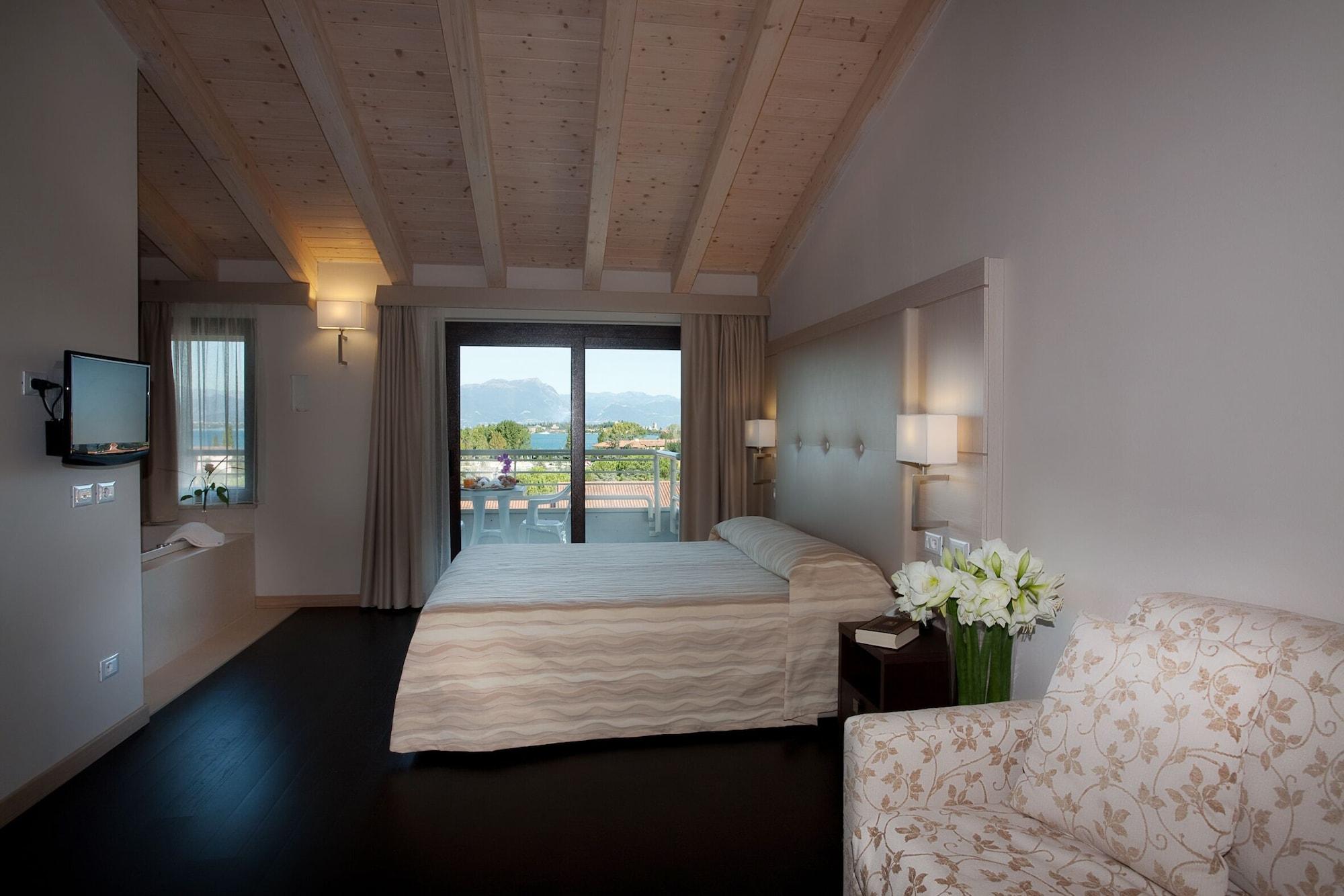 Porto Azzurro Hotel 3*