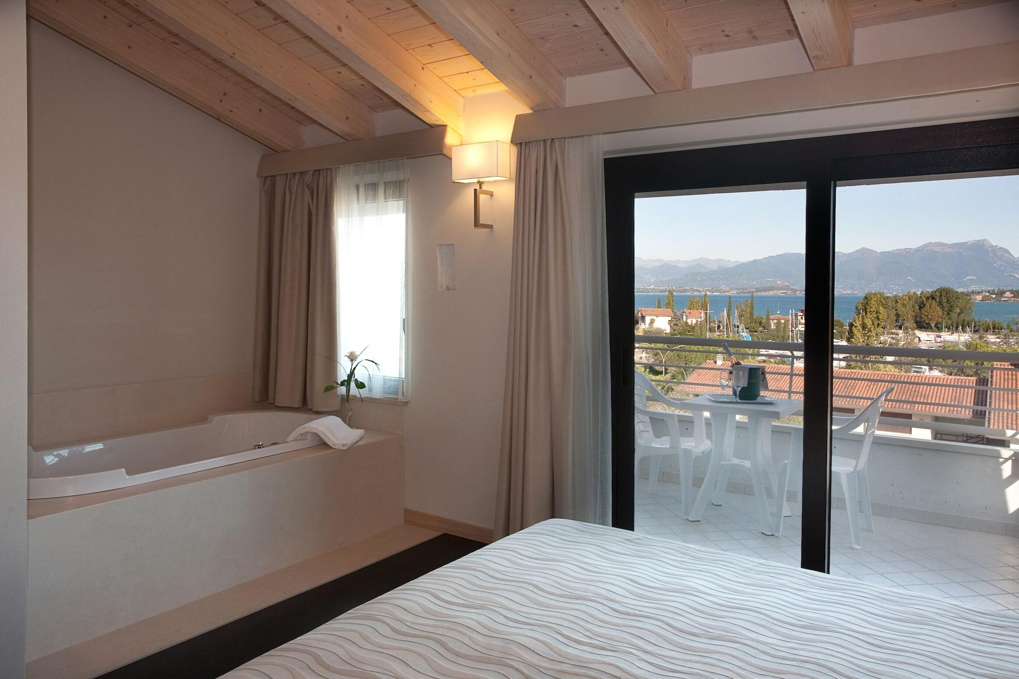 Porto Azzurro Hotel 3*